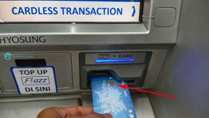 cara tarik tunai atm bca - masukkan kartu ke mesin