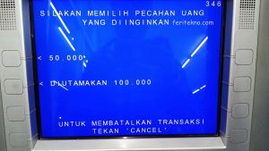 cara tarik tunai atm bca - pecahan uang