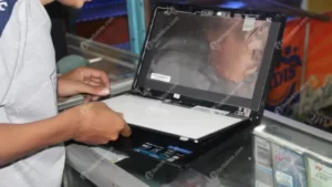 mengatasi layar laptop bergaris bawa ke tukang servis